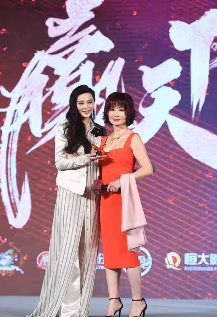 潘迎紫也太會保養了，70多歲還保持17歲身材，敢和范冰冰比美，網友：穿一襲紅裙氣質真好