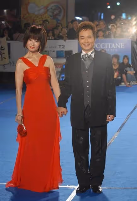 潘迎紫也太會保養了，70多歲還保持17歲身材，敢和范冰冰比美，網友：穿一襲紅裙氣質真好