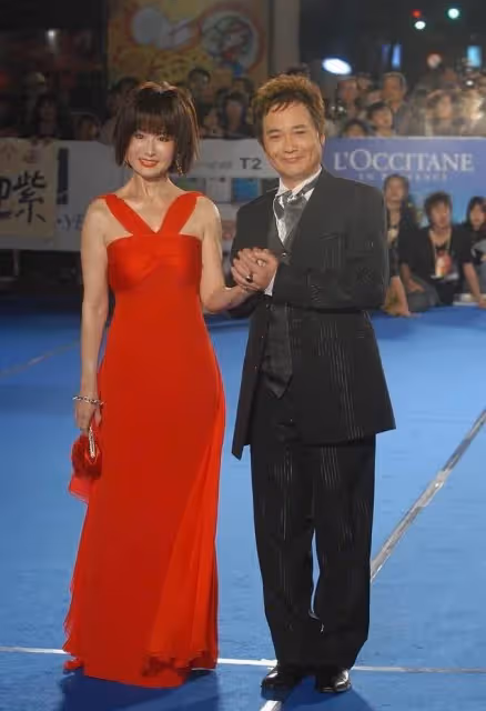 潘迎紫也太會保養了，70多歲還保持17歲身材，敢和范冰冰比美，網友：穿一襲紅裙氣質真好
