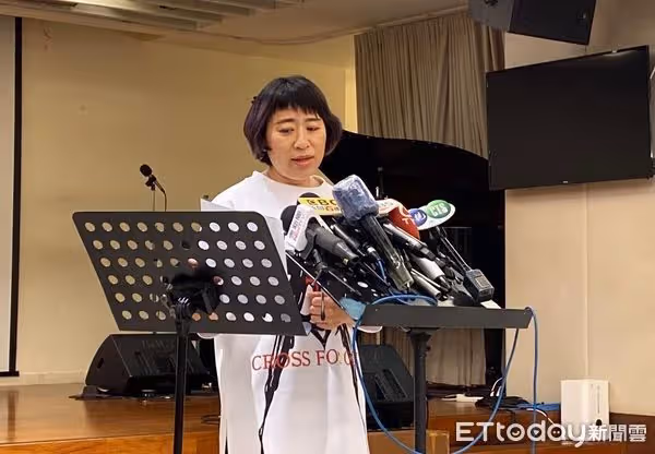 艾成墜樓／媽媽心碎親筆信！不捨愛子離世「相信你不是主動選擇離開」　嘆已經盡了孝心「向王瞳悲痛喊話」