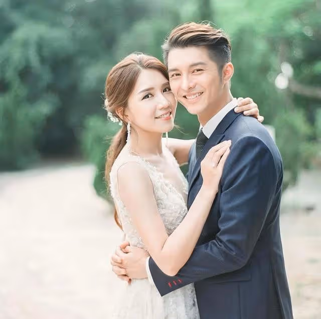 恭喜！TVB知名男星今日大婚，新娘一身金器雍容華貴閃爆全場