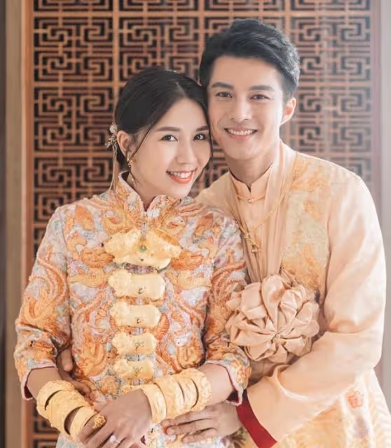 恭喜！TVB知名男星今日大婚，新娘一身金器雍容華貴閃爆全場