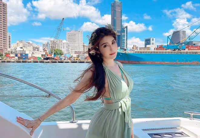 動作女星楊麗菁坐遊艇出海！穿短裙秀好身材，53歲細腰長腿太吸睛