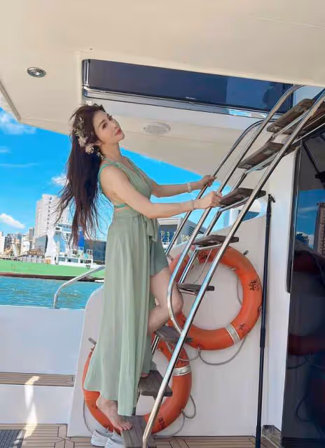 動作女星楊麗菁坐遊艇出海！穿短裙秀好身材，53歲細腰長腿太吸睛