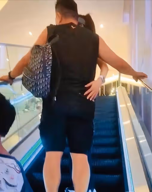 動作女星楊麗菁坐遊艇出海！穿短裙秀好身材，53歲細腰長腿太吸睛