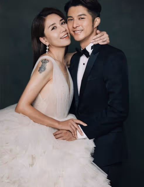 TVB藝人大婚眾星雲集!新郎被唐詩詠擰耳朵,新娘滿身金器顯闊氣