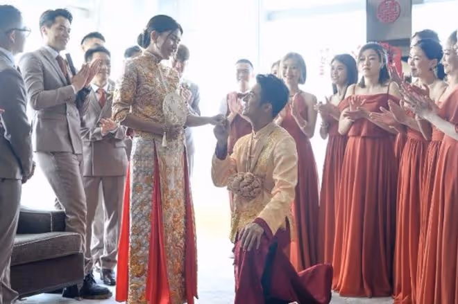 TVB藝人大婚眾星雲集!新郎被唐詩詠擰耳朵,新娘滿身金器顯闊氣