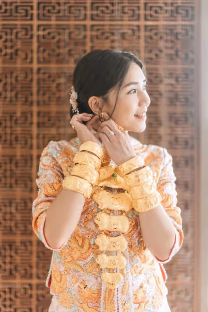 TVB男星黃嘉樂大婚，二婚妻子身上掛滿了金豬，馬國明當伴郎