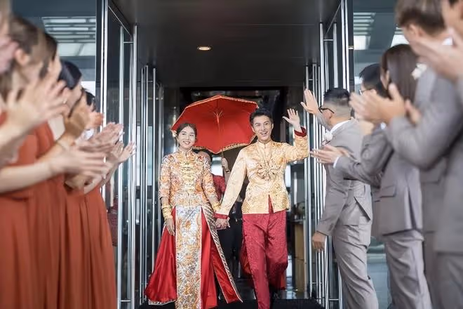 TVB男星黃嘉樂大婚，二婚妻子身上掛滿了金豬，馬國明當伴郎