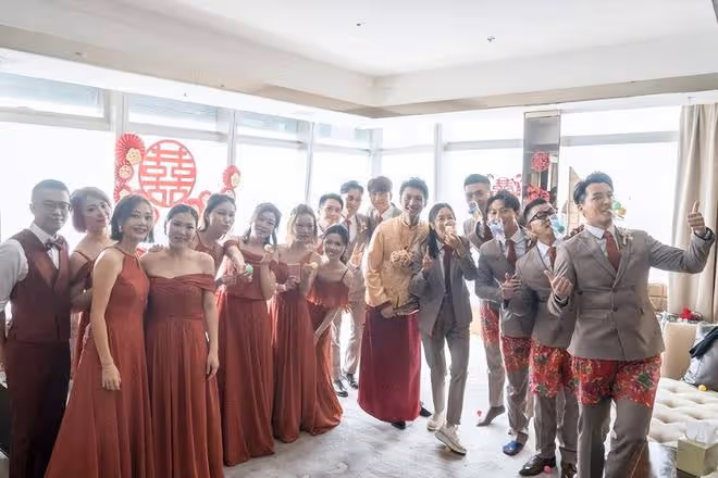 TVB男星黃嘉樂大婚，二婚妻子身上掛滿了金豬，馬國明當伴郎