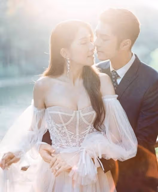 TVB男星黃嘉樂大婚，二婚妻子身上掛滿了金豬，馬國明當伴郎