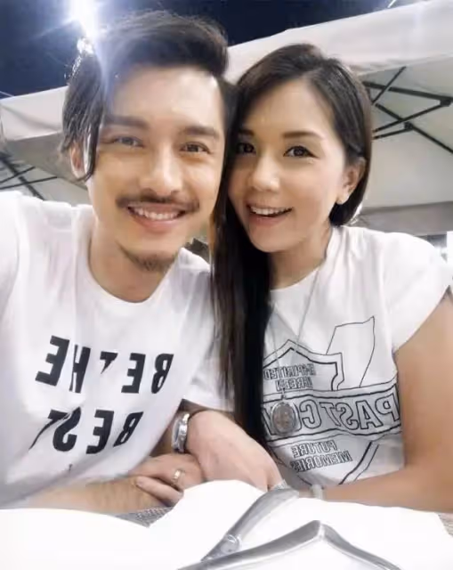 TVB男星黃嘉樂大婚，二婚妻子身上掛滿了金豬，馬國明當伴郎