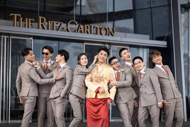TVB男星黃嘉樂大婚，二婚妻子身上掛滿了金豬，馬國明當伴郎