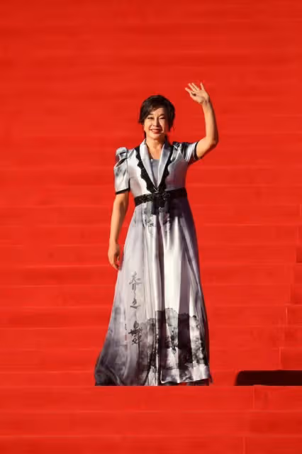 北影閉幕亮點：劉曉慶原地旋轉，關曉彤妝容顯髒，馬蘇手挽爾冬升