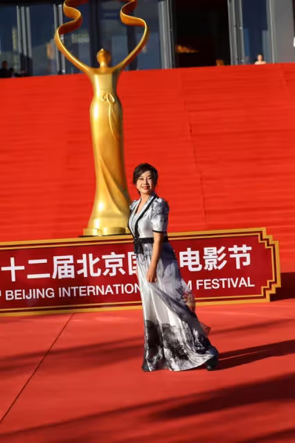 北影閉幕亮點：劉曉慶原地旋轉，關曉彤妝容顯髒，馬蘇手挽爾冬升