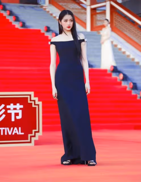北影閉幕亮點：劉曉慶原地旋轉，關曉彤妝容顯髒，馬蘇手挽爾冬升