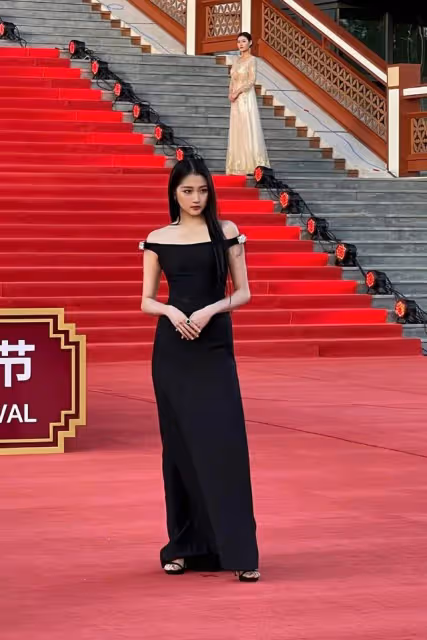 北影閉幕亮點：劉曉慶原地旋轉，關曉彤妝容顯髒，馬蘇手挽爾冬升