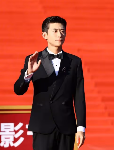 北影閉幕亮點：劉曉慶原地旋轉，關曉彤妝容顯髒，馬蘇手挽爾冬升