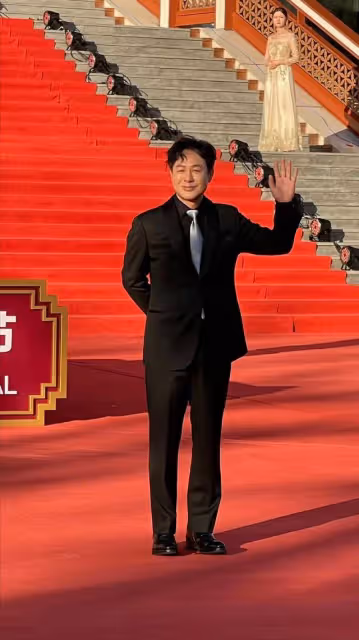北影閉幕亮點：劉曉慶原地旋轉，關曉彤妝容顯髒，馬蘇手挽爾冬升
