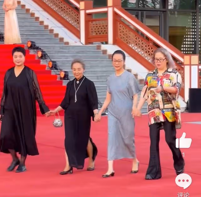 北影閉幕亮點：劉曉慶原地旋轉，關曉彤妝容顯髒，馬蘇手挽爾冬升