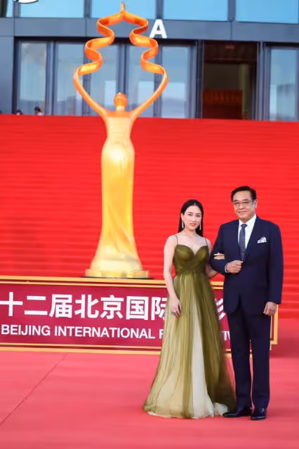 北影閉幕亮點：劉曉慶原地旋轉，關曉彤妝容顯髒，馬蘇手挽爾冬升