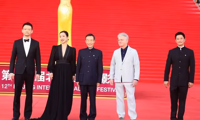 北影閉幕亮點：劉曉慶原地旋轉，關曉彤妝容顯髒，馬蘇手挽爾冬升