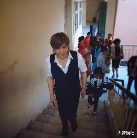 小室哲哉63歲近照曝光，網驚「以為是女星」！3年前不倫戀毀形象