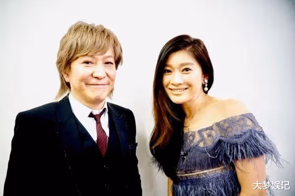 小室哲哉63歲近照曝光，網驚「以為是女星」！3年前不倫戀毀形象