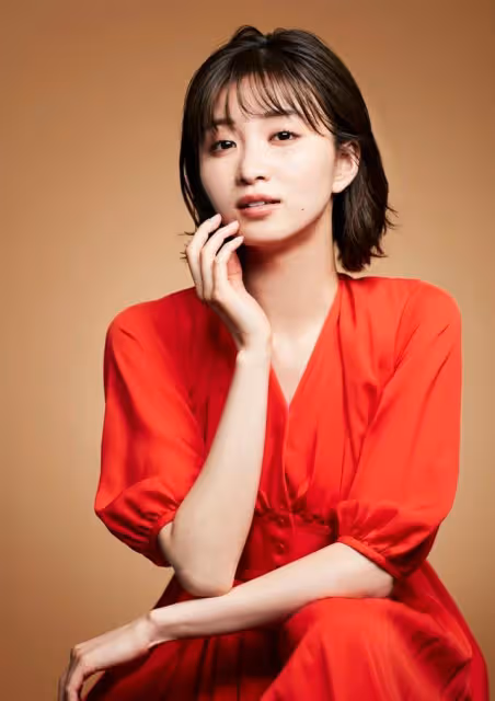 日本女星兼模特岡崎紗江,做活在自己世界裡的人
