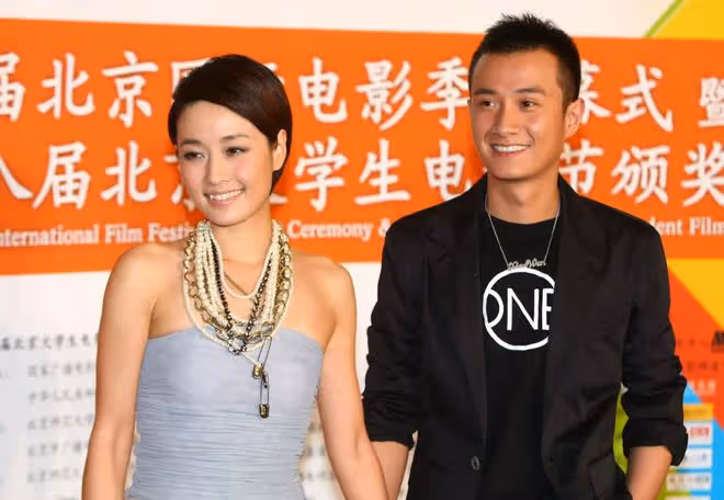 伸咸豬手、亂扔垃圾、當街小便,這些低素質明星,太敗好感了