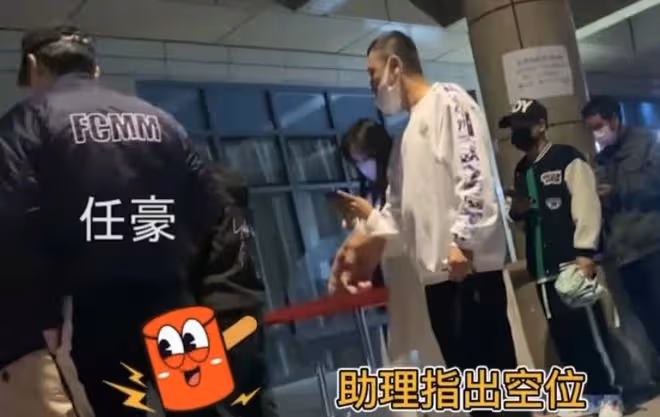 伸咸豬手、亂扔垃圾、當街小便，這些低素質明星，太敗好感了