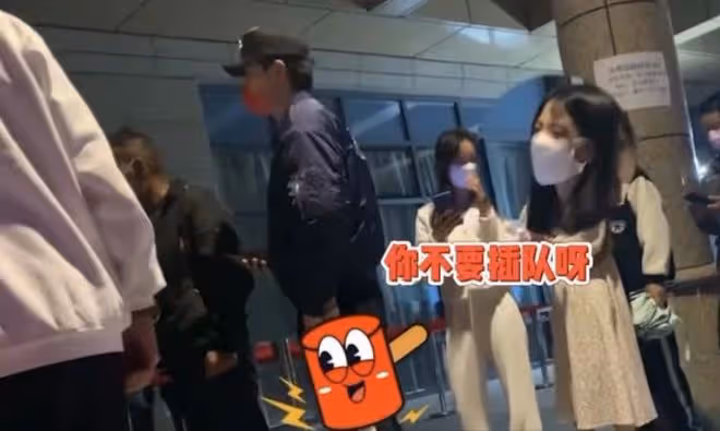 伸咸豬手、亂扔垃圾、當街小便，這些低素質明星，太敗好感了