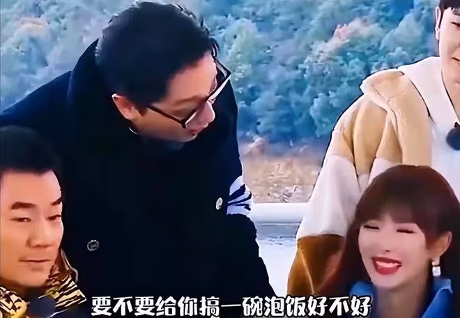 伸咸豬手、亂扔垃圾、當街小便,這些低素質明星,太敗好感了