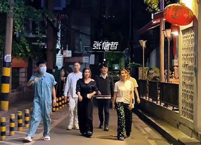 55歲張信哲長沙被偶遇！大夏天穿長袖捂嚴實，包場吃飯補償優惠劵