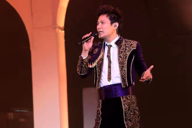55歲張信哲長沙被偶遇!大夏天穿長袖捂嚴實,包場吃飯補償優惠劵