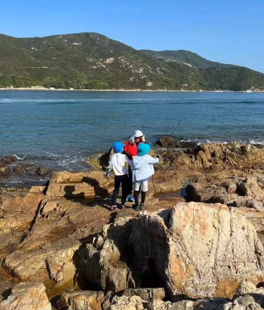 霍啟剛一家五口趕海,郭晶晶依舊低調樸素,用2元發圈引熱議