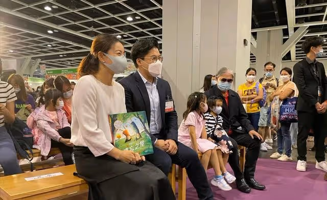 霍啟剛一家五口趕海,郭晶晶依舊低調樸素,用2元發圈引熱議