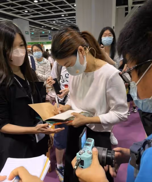霍啟剛一家五口趕海,郭晶晶依舊低調樸素,用2元發圈引熱議