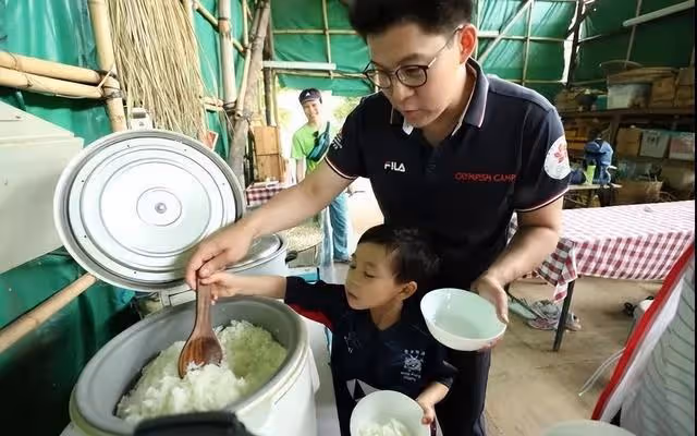 霍啟剛一家五口趕海,郭晶晶依舊低調樸素,用2元發圈引熱議