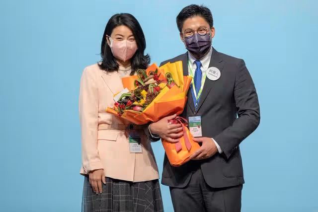 霍啟剛一家五口趕海,郭晶晶依舊低調樸素,用2元發圈引熱議