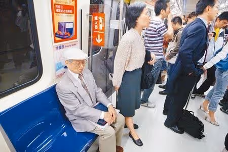 有孕婦上車!高中男生「馬上跳起來讓座」被婉拒同學笑翻 對方直接霸氣開口「所有人都臉紅了」