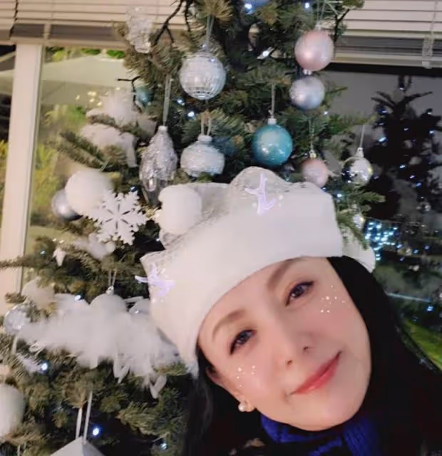 曾華倩偶遇周潤發買菜！靠男神肩膀「表情超嬌羞」66歲發哥「兩鬢全白氣場足」甜喊：有幸合作過