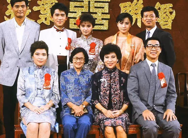 曾華倩偶遇周潤發買菜!靠男神肩膀「表情超嬌羞」66歲發哥「兩鬢全白氣場足」甜喊:有幸合作過
