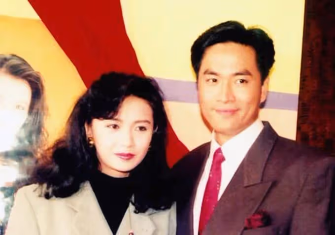 曾華倩偶遇周潤發買菜!靠男神肩膀「表情超嬌羞」66歲發哥「兩鬢全白氣場足」甜喊:有幸合作過