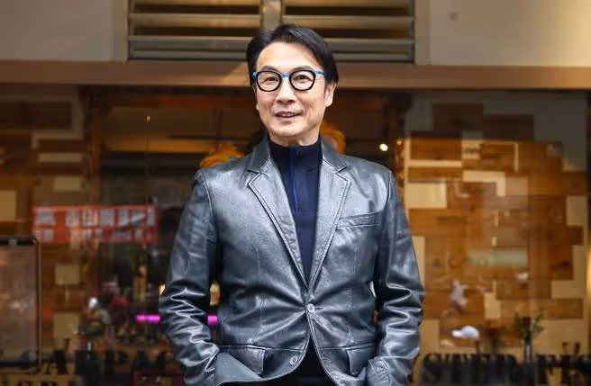 神隱2年現身!資深男星「疑似中風靠拐杖才能走」:希望康復中 突曝「72歲近況」粉絲驚喜不斷