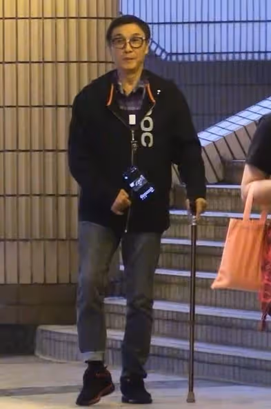 神隱2年現身!資深男星「疑似中風靠拐杖才能走」:希望康復中 突曝「72歲近況」粉絲驚喜不斷