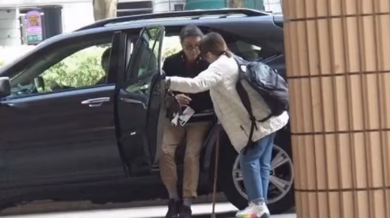 神隱2年現身!資深男星「疑似中風靠拐杖才能走」:希望康復中 突曝「72歲近況」粉絲驚喜不斷