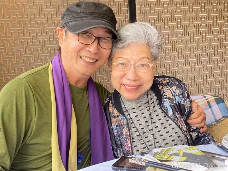 神隱2年現身!資深男星「疑似中風靠拐杖才能走」:希望康復中 突曝「72歲近況」粉絲驚喜不斷