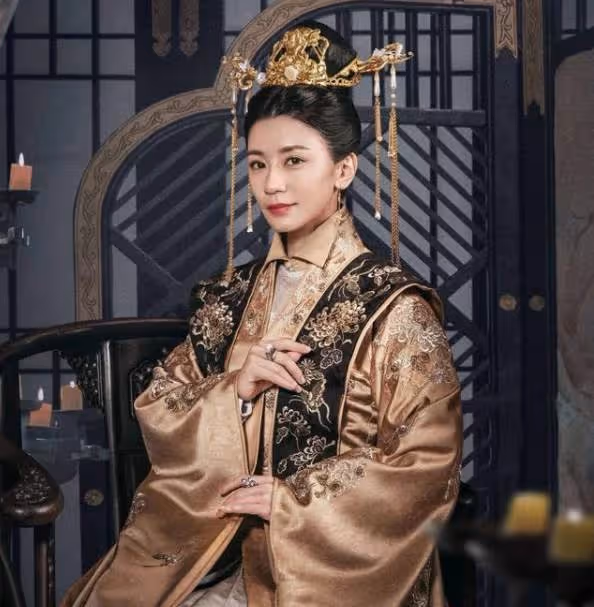 46歲賈靜雯曬素顏健身照,穿背心配無痕褲秀出「柯基臀」,網友:身材夠絕