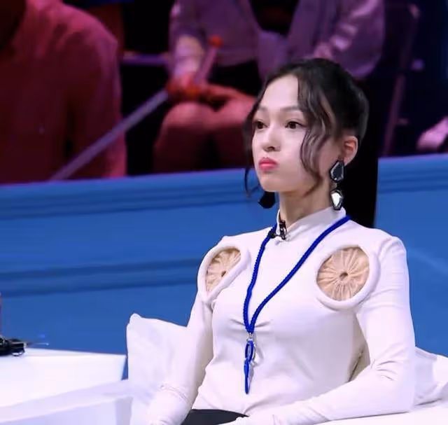 張韶涵才穿完「藕片裝」，又穿上了半透明短褲，安全褲都比它長！網友：這時尚真的難懂